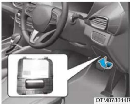HYUNDAI Santa Fe (2020) - Driver's side fuse panel - 1