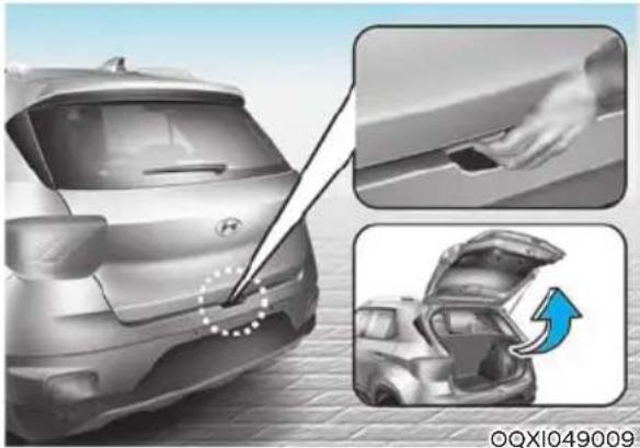 HYUNDAI Venue (2020) - Opening the liftgate - 1
