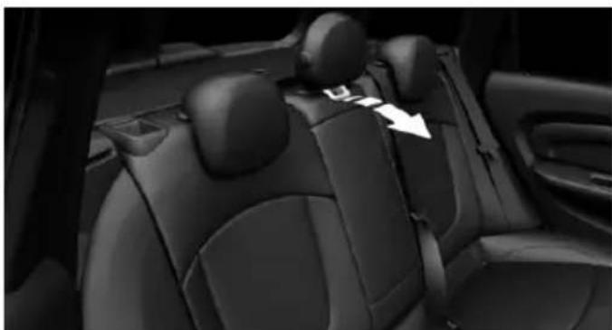 MINI Clubman (2021) - Folding down the center section - 1