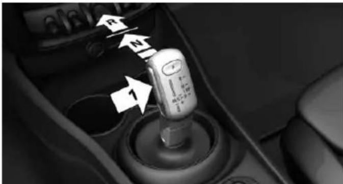 MINI Countryman (2020) - Engaging selector lever position N - 1