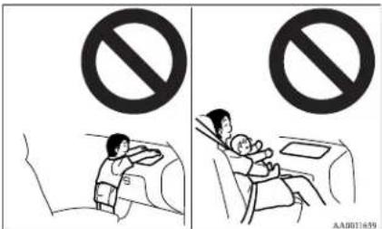 Illustration showing two scenarios of a family with no smoking, one in a car and the other in a car, both marked with prohibition symbols.