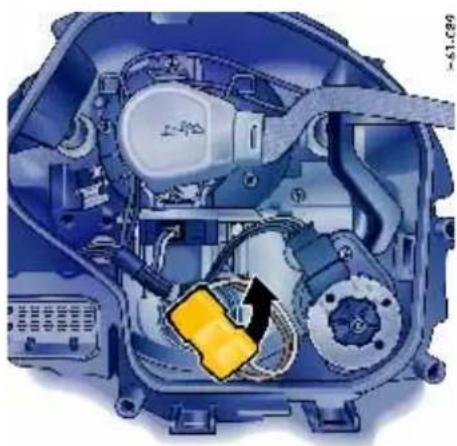 PORSCHE 911 Turbo (2008) - Opening the lid of the headlight housing - 3
