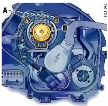 PORSCHE 911 Turbo (2008) - Opening the lid of the headlight housing - 2