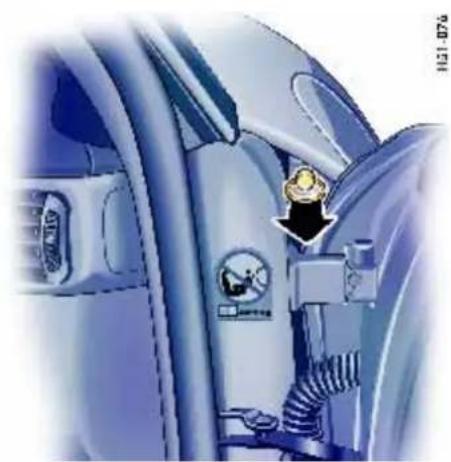 PORSCHE 911 Turbo (2008) - Opening the filler flap - 1