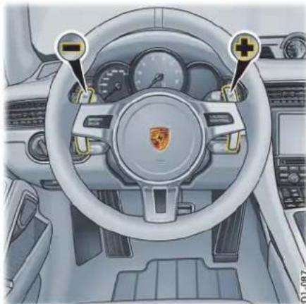 PORSCHE 911 Carrera (2015) - 使用选档杆或换档按钮降档 - 1