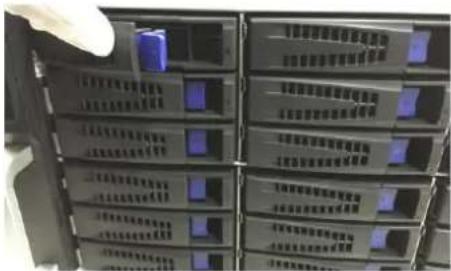 Stacked server rack with multiple labeled drive units, showing Chinese text descriptions of each unit.