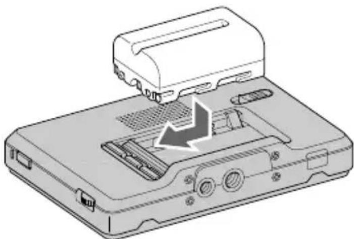 SONY CLM-V55 - Spingere delicatamente la batteria nella direzione indicata, quindi farla scorrere verso sinistra continuando a spingerla. - 1