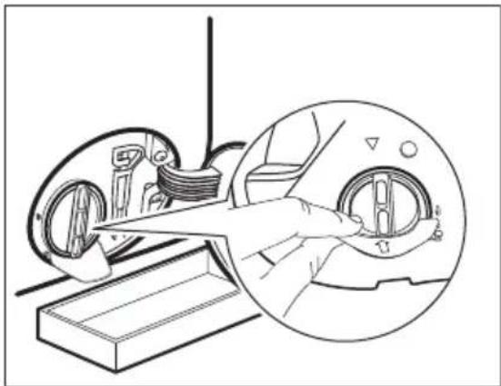 ELECTROLUX L7FE75685 - Gehen Sie zum Reinigen der Pumpe folgendermaßen vor: - 2