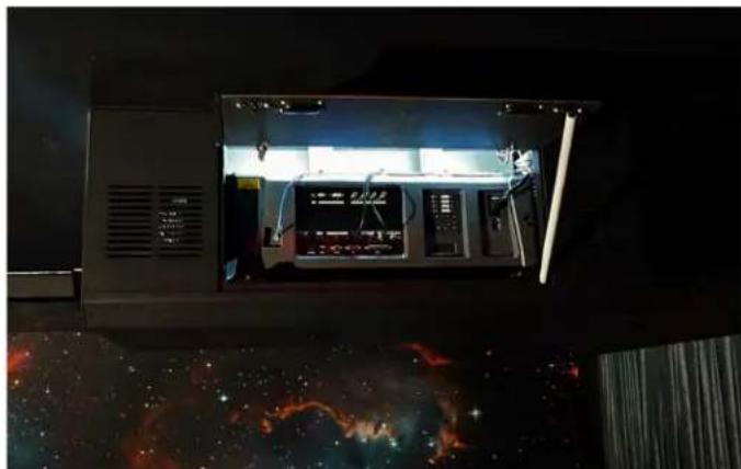 James QX830 - Other Noteworthy Design Elements - 2