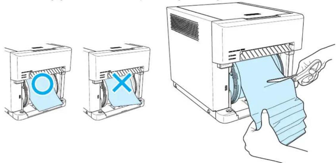 DNP DP-QW410 - Schneiden Sie den Problembereich, zum Beispiel einen zerknitterten oder teilweise bedruckten Bereich, mit einer Schere ab. - 1