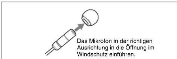 Das Mikrofon in der richtigen Ausrichtung in die Öffnung im Windschutz einführen.
