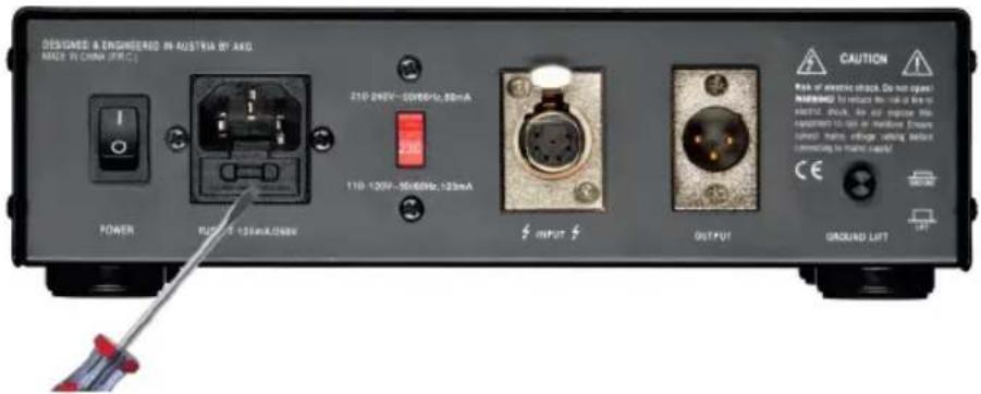 AKG P820 - Sustitución de fusibles - 2