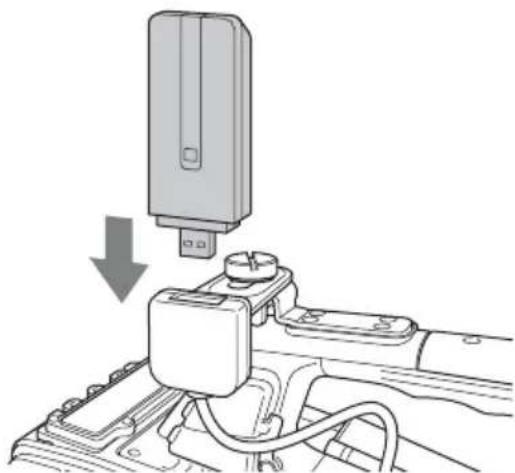 SONY PXW-X500 - Drehen Sie die Befestigungsschraube im Uhrzeigersinn, um den USB-Erweiterungsadapter festzuschrauben. - 6