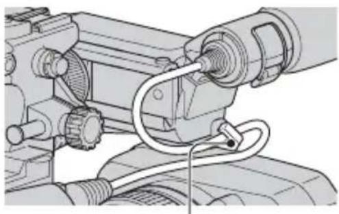 SONY HVR-S270E - Setzen Sie das Mikrofonkabel in den Kabelhalter E ein. - 1