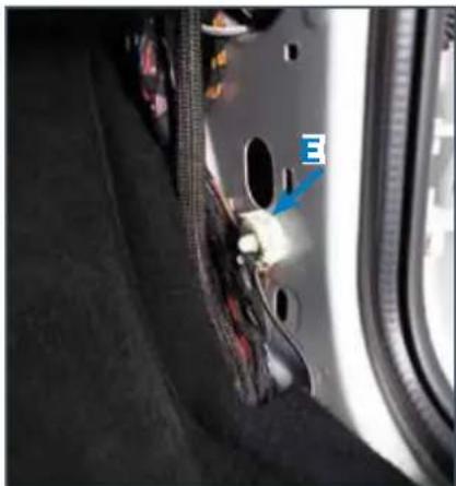 AUDISON Prima APSP G6 - Passing the cable from the car radio's casing to the right of the dashboard - 4