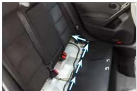 AUDISON Prima APSP G6 - Passing the cable from the car radio's casing to the right of the dashboard - 6