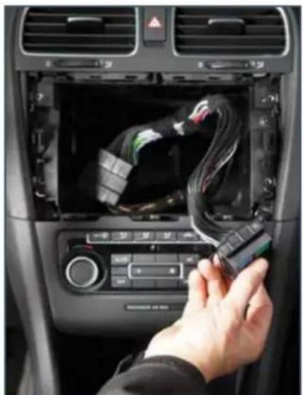 AUDISON Prima APSP G6 - Passing the cable from the car radio's casing to the right of the dashboard - 2