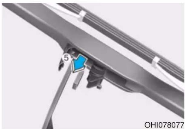 Genesis G90 (2021) - Front windshield wiper blade replacement - 3
