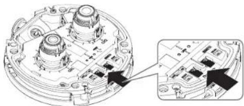 Hanwha PNM-7002VD - Einlegen einer Micro SD-Speicherkarte - 1