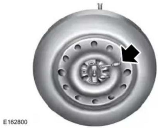 FORD F-250 Super Duty (2021) - Stowing the Flat Tire or Spare Tire - 1