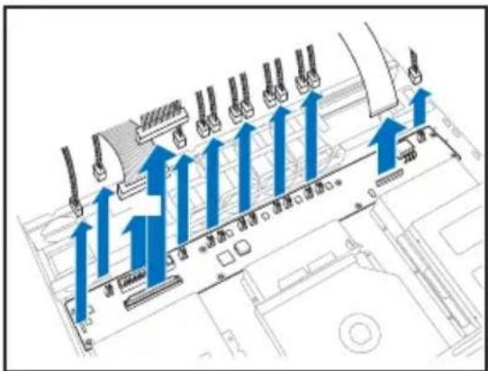Diagramm eines Luftstrom- oder Belüftungssystems mit blauen Pfeilen, die nach oben zu deckenmontierten Geräten zeigen, und einem Grundrisslayout.