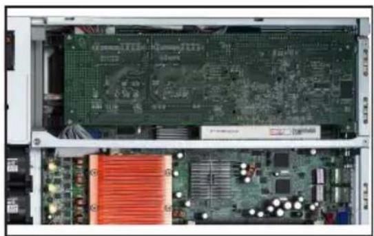 Innenansicht eines Computer-Motherboards mit grünen Leiterplatten und einem roten Kühlkörper (kein sichtbarer Text oder Symbole)