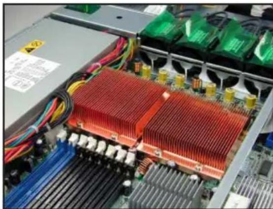 Nahaufnahme eines elektronischen Server-Racks mit Kühlkörper und Kühlelementen (kein sichtbarer Text oder Symbole)