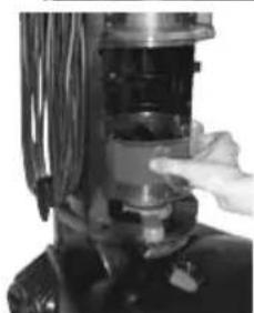 BISSELL CleanView 82H1 - Cleaning the inner & outer circular filter - 2