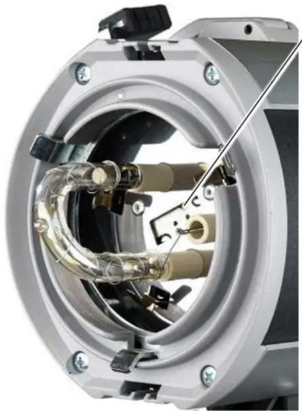 Hensel Expert D 250 Speed - Inserting Halogen Lamp - 2