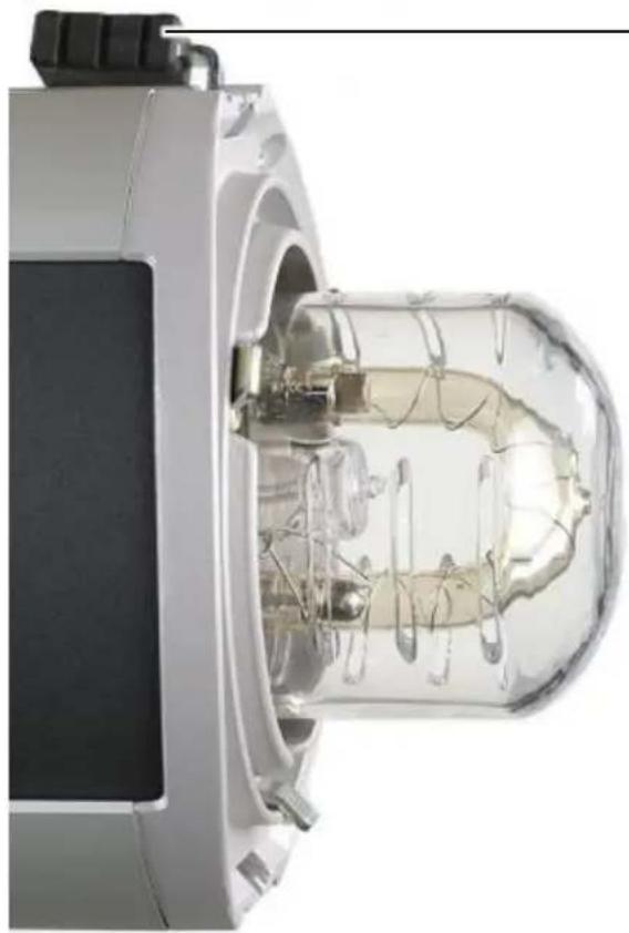 Hensel Expert D 250 Speed - Removing a Reflector - 2