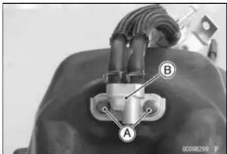 KAWASAKI KLX450R (2011) - Fuel Filter Removal - 4