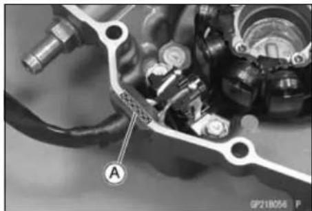KAWASAKI KLX450R (2011) - Magneto Cover Installation - 2
