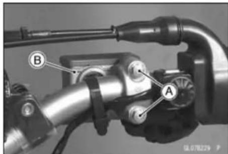 KAWASAKI KLX450R (2011) - Front Master Cylinder Removal - 2