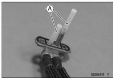 KAWASAKI KLX450R (2011) - Fuel Tap and Filter Inspection - 1
