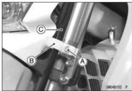 KAWASAKI KLX450R (2011) - Steering Stem, Stem Bearing Removal - 3