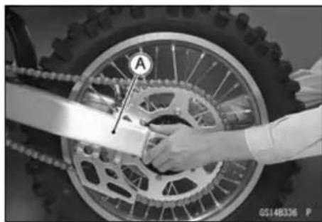 KAWASAKI KLX450R (2011) - Swingarm and Uni-Trak Linkage Inspection - 1