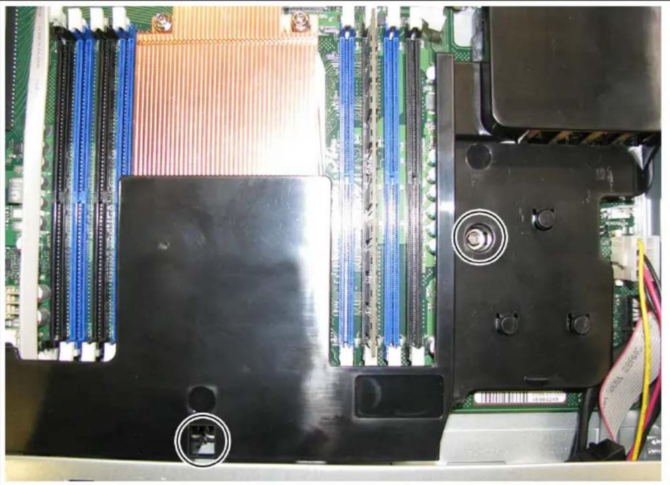 FUJITSU Celsius C740 - Hutze einbauen - 3