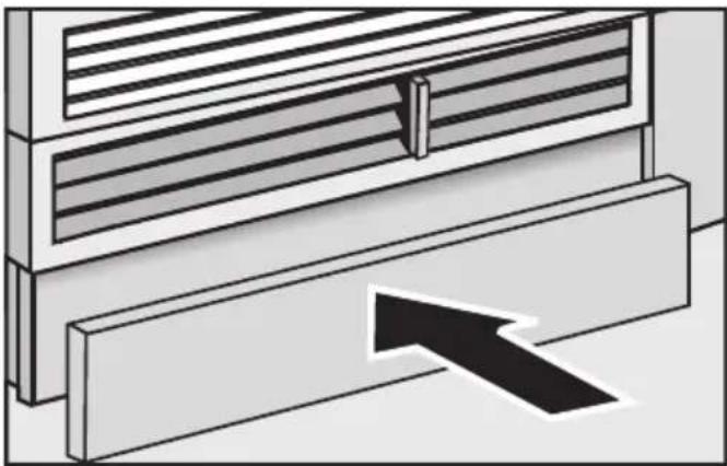 MIELE F 2671 Vi - Securing the toe-kick board and cover - 2