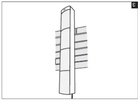 Einfache Strichzeichnung einer vertikalen architektonischen Struktur mit horizontalen Paneelen (kein Text oder Symbole)