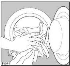 ZANUSSI IZ1600S - Place the laundry in the drum - 1