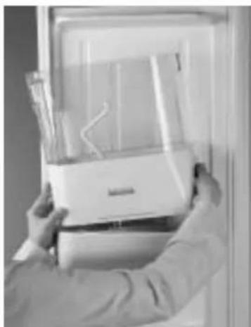 WHIRLPOOL S20E RBB2V-A/G - Removal of the ice storage bucket - 4