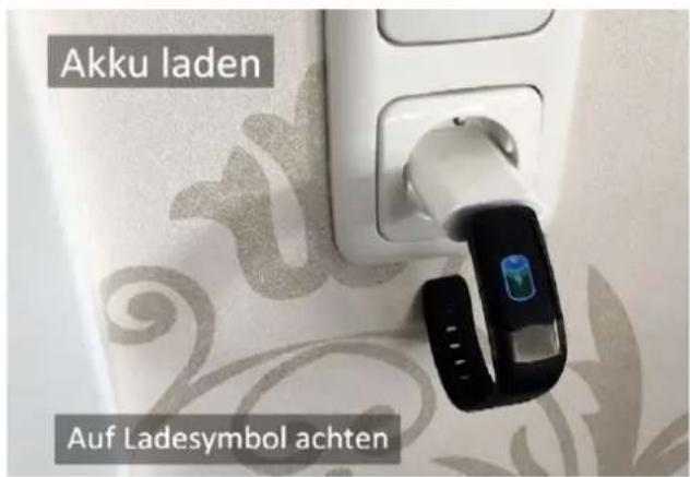 XORO SMW 10 - USB-Stecker an einen USB-Anschluss einsetzen - 2