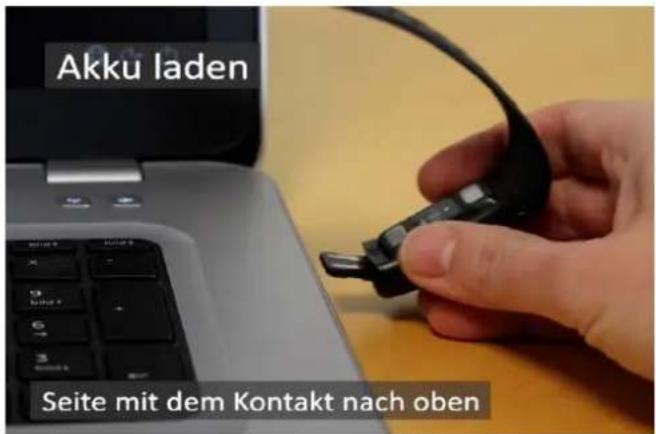 XORO SMW 10 - USB-Stecker an einen USB-Anschluss einsetzen - 1