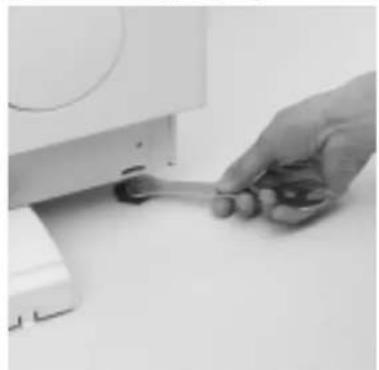 WHIRLPOOL AWM 5145/5 - Adjust the feet - 1