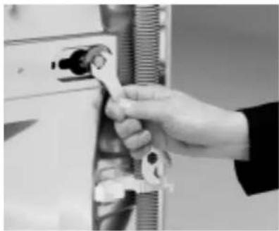 WHIRLPOOL AWM 5100/2 - Remove the transit bolts - 1