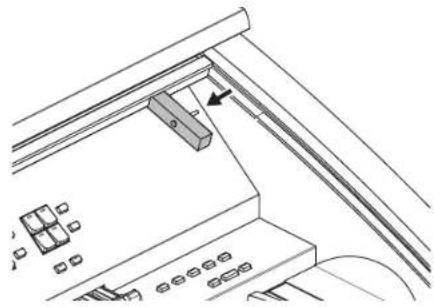 ROLAND AT-500 - Entfernen Sie das Schutzpolster vom Deckel. - 1