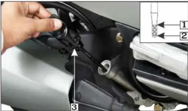 HERO Maestro Edge (2017) - Engine oil level check - 1