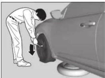 Honda Insight (2022) - Getting Ready to Replace the Flat Tire - 5