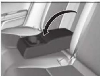 Honda Insight (2022) - Using the Rear Seat Armrest - 1