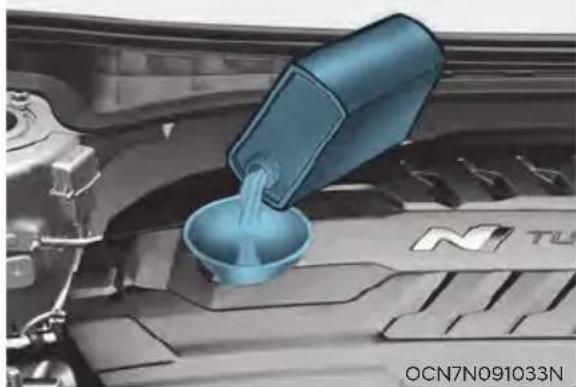 HYUNDAI Elantra N (2022) - Checking the Engine Oil Level - 2